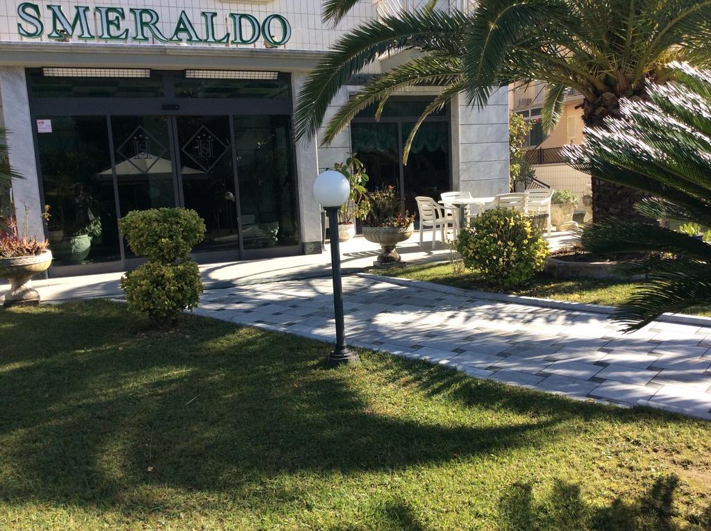 לידו די קאמאיורה Hotel Smeraldo מראה חיצוני תמונה